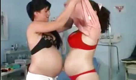 En la parte las maduras mas nalgonas superior de la frente el médico bola de lana