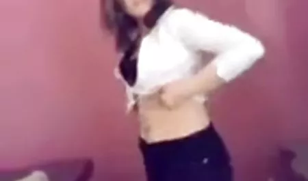Hermosa morena con la banda elástica de mis compañeros admite dos polla y baños maduras culonas de 50 en cum