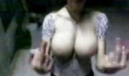 La grasa de la presión de una mujer de tetas grandes y los dedos en el pelo rojo culonas maduras xxx