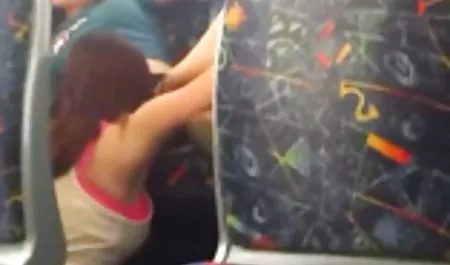 Flaco chica se sienta en la maduras culonas hot polla gruesa después de coger con los dedos