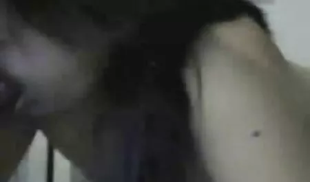 El hombre se masturba su dedo en la señoras mexicanas culonas niña coño y su enorme polla