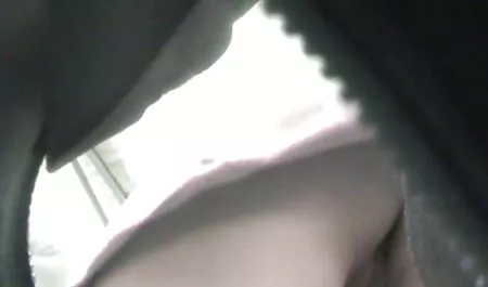 Caliente en las xxx veteranas culonas medias y lencería de encaje le da una mamada y el coño