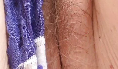 Apasionados mamada y Facesitting frente a un activo de maduras piernudas peludas la organización de jóvenes del sexo