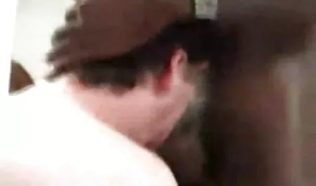 Hacer que su hermano una mamada debajo de la mesa, por lo bloqueo con su mujeres viejas culonas novia.