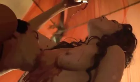 Graciosa niña se lava la maduras viejas culonas entrepierna con la toalla, masturbándose en el baño con los amigos está en ruinas