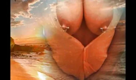 Chica caliente follando cuarentonas culonas con un amigo en el baño, los abuelos no son soplado