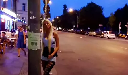 Sabor rubia madurita culonas Kayla página de mierda en una clásica pose