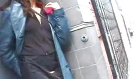 Rellenas con pechos exuberantes, un mensajero fue arrastrado en el cuarto de señoras culonas xxx baño a la mierda