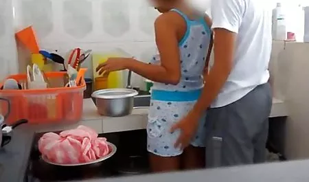 La belleza del hombre lame los huevos y el culo sexo con señoras nalgonas durante trío