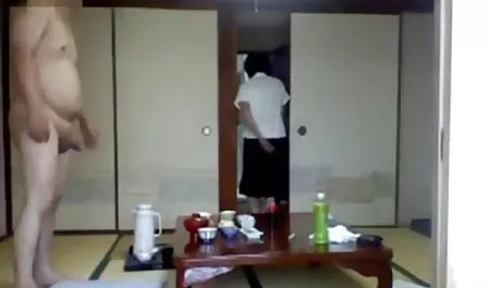 Un gran rábano negro se utiliza en una gran plataforma mujeres desnudas maduras culonas